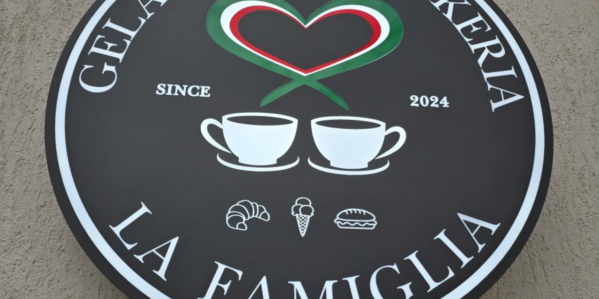 Reclamescu - Productie publicitara, litere volumetrice, casete luminoase - La Famiglia 02